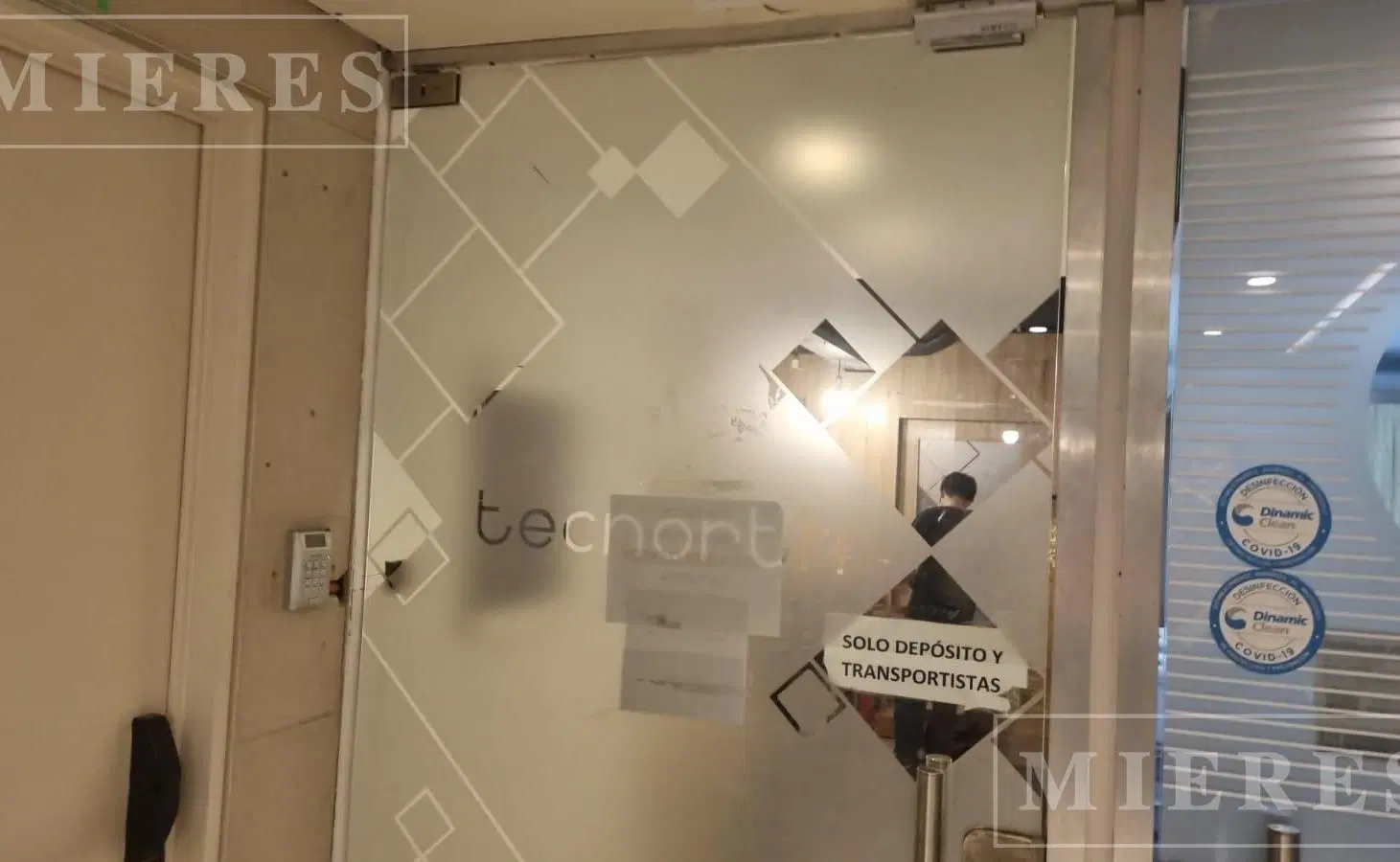 Oficinas en alquiler de 200 m2 con 8 cocheras en Lomas de San isidro 4
