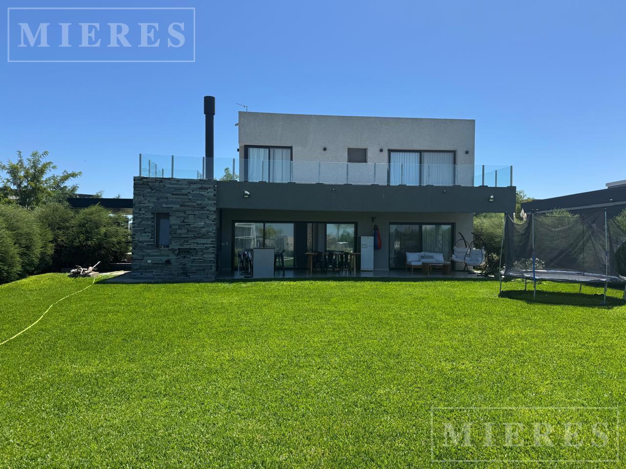 Casa en venta sobre lote interno area 7 San Sebastian Loma Verde