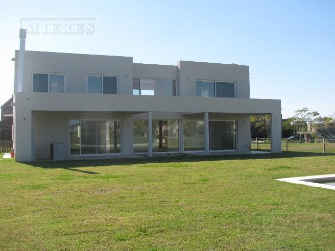 Casa en venta con renta en lote interno en El Golf, Nordelta