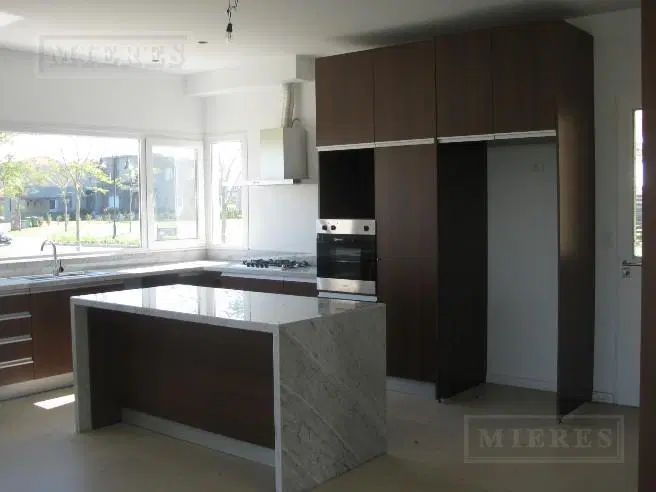 Casa en venta con renta en lote interno en El Golf, Nordelta 3