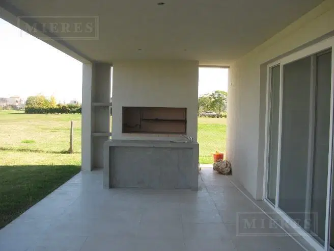 Casa en venta con renta en lote interno en El Golf, Nordelta 5