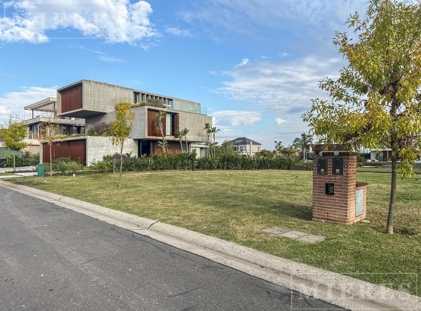 Lote en Venta al Rio en El Yacht, Nordelta.