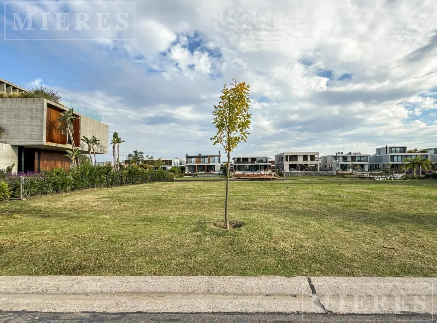 Lote en Venta al Rio en El Yacht, Nordelta. 2
