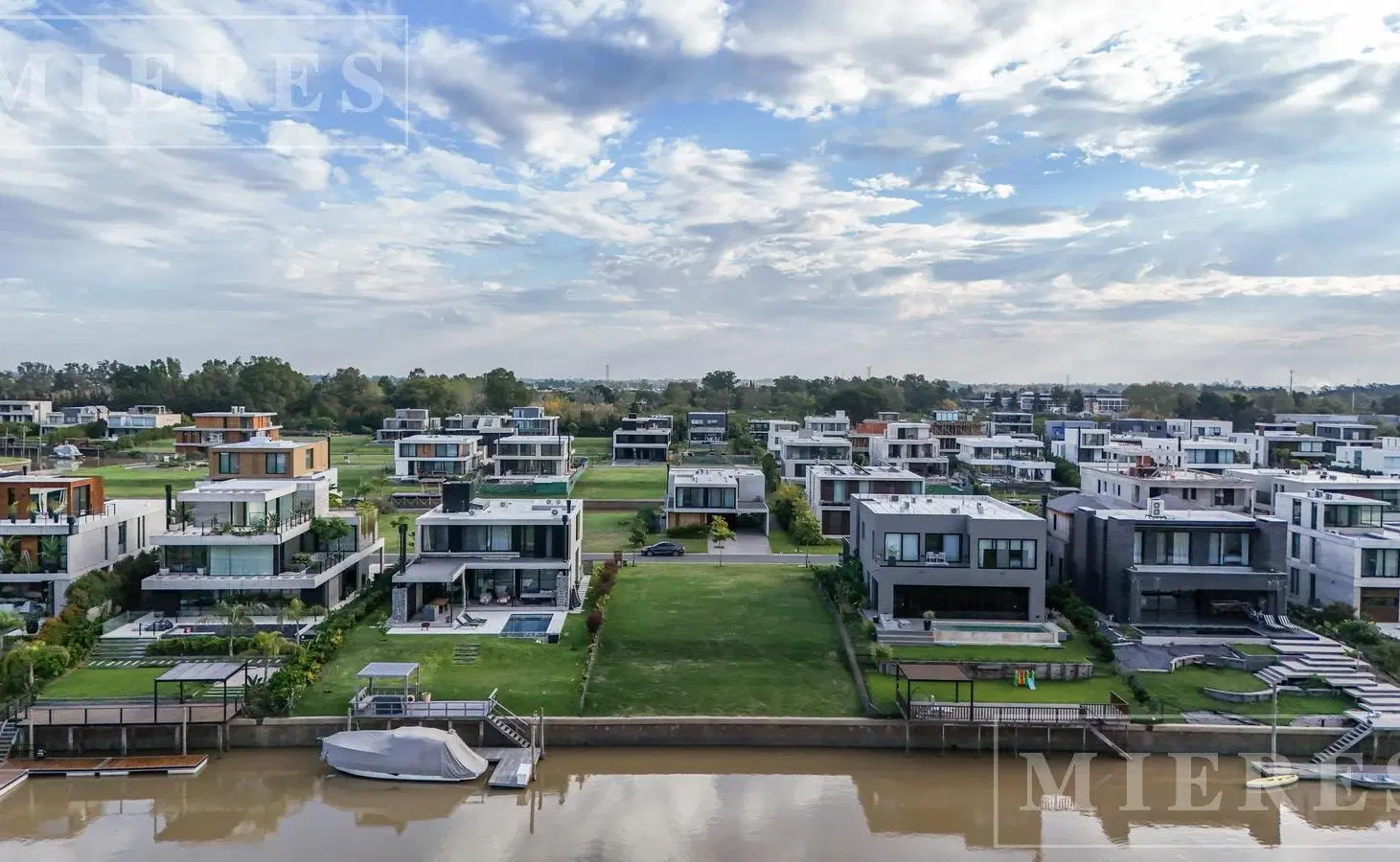 Lote al río en el Barrio El Yacht 2