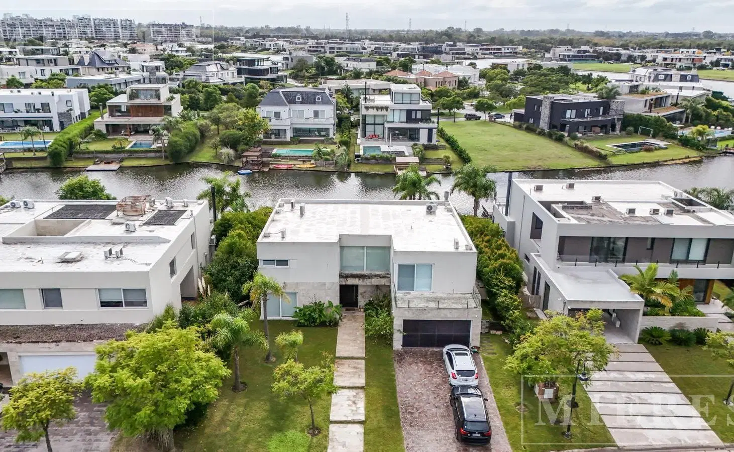 Casa de estilo moderno con lote al Lago Central en el Barrio El Golf, Nordelta 2