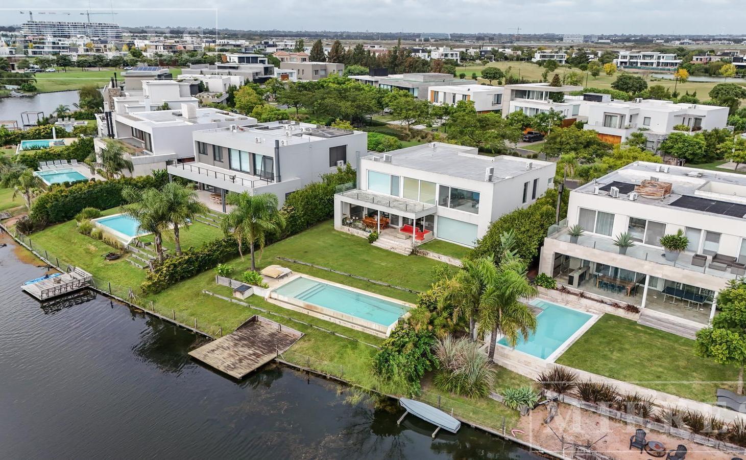 Casa de estilo moderno con lote al Lago Central en el Barrio El Golf, Nordelta