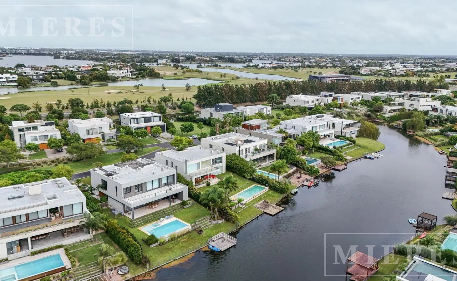 Casa de estilo moderno con lote al Lago Central en el Barrio El Golf, Nordelta 4
