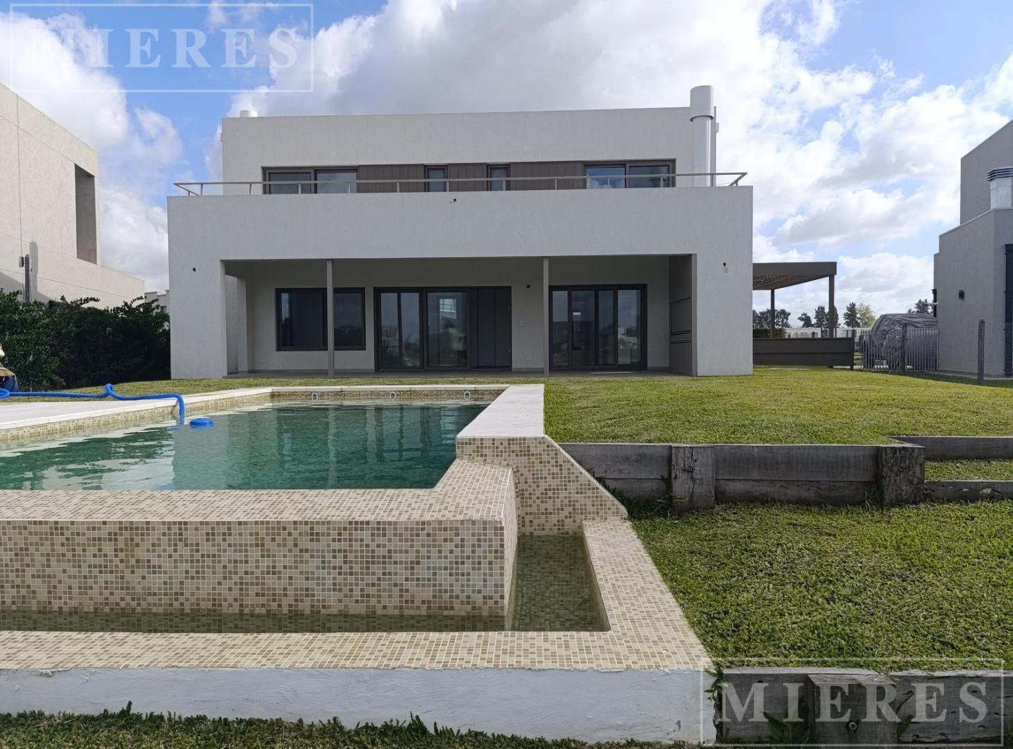 Casa a la laguna en venta, Barrio Santa Ana