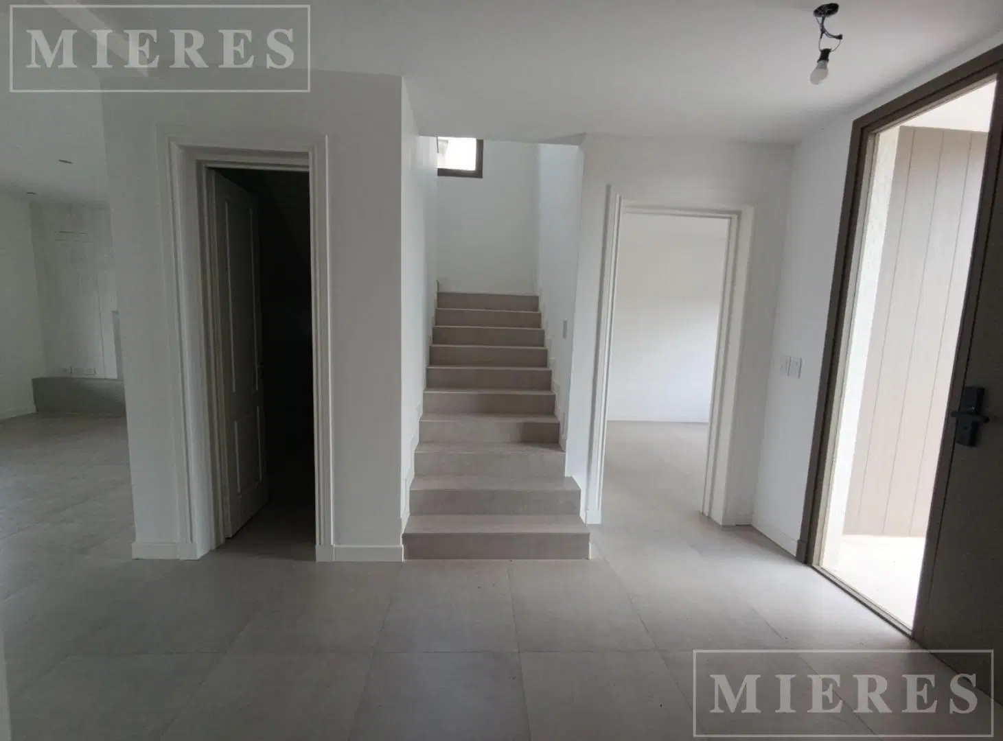 Casa a la laguna en venta, Barrio Santa Ana 5