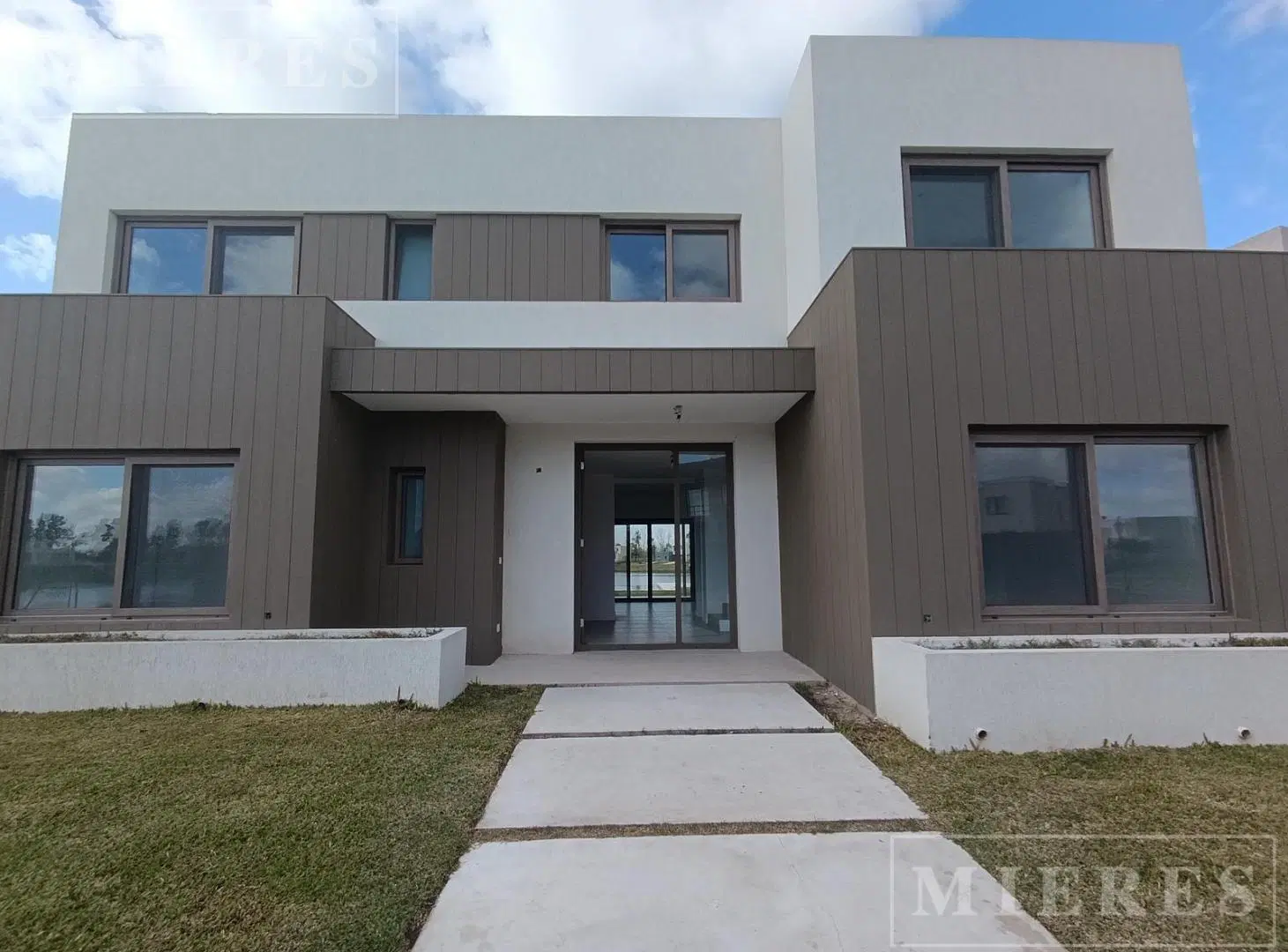 Casa a la laguna en venta, Barrio Santa Ana 3