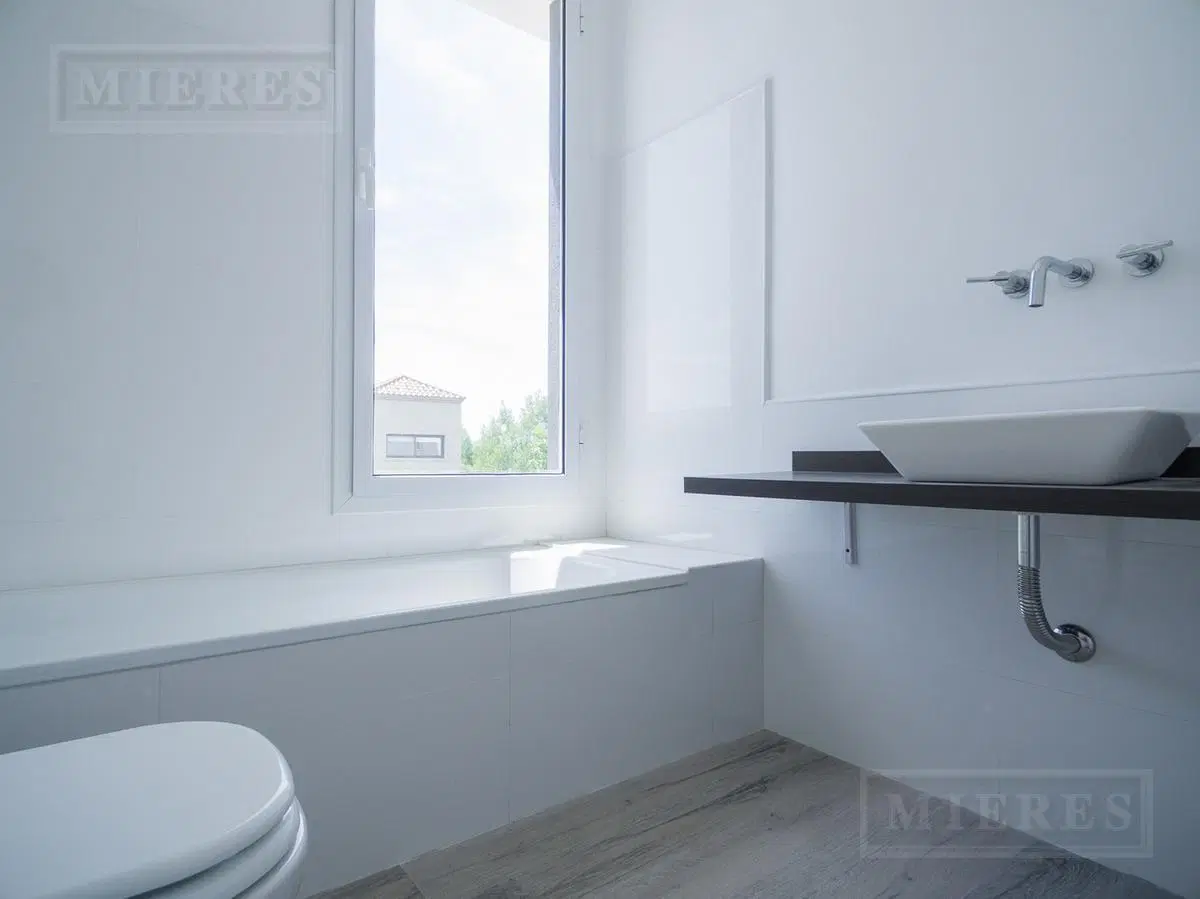 Casa Moderna en Venta sobre lote Interno en Barbarita, Bancalari. 4