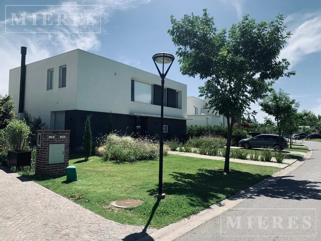Casa Moderna en Venta sobre lote Interno en Barbarita, Bancalari. 1