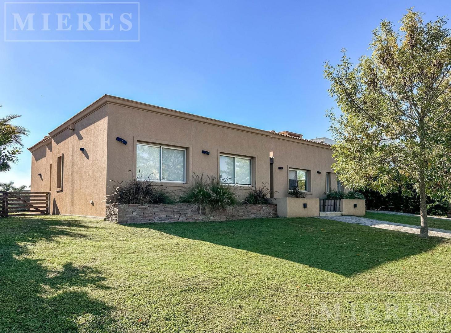 Casa en venta con amarra en San Marco, Villanueva.
