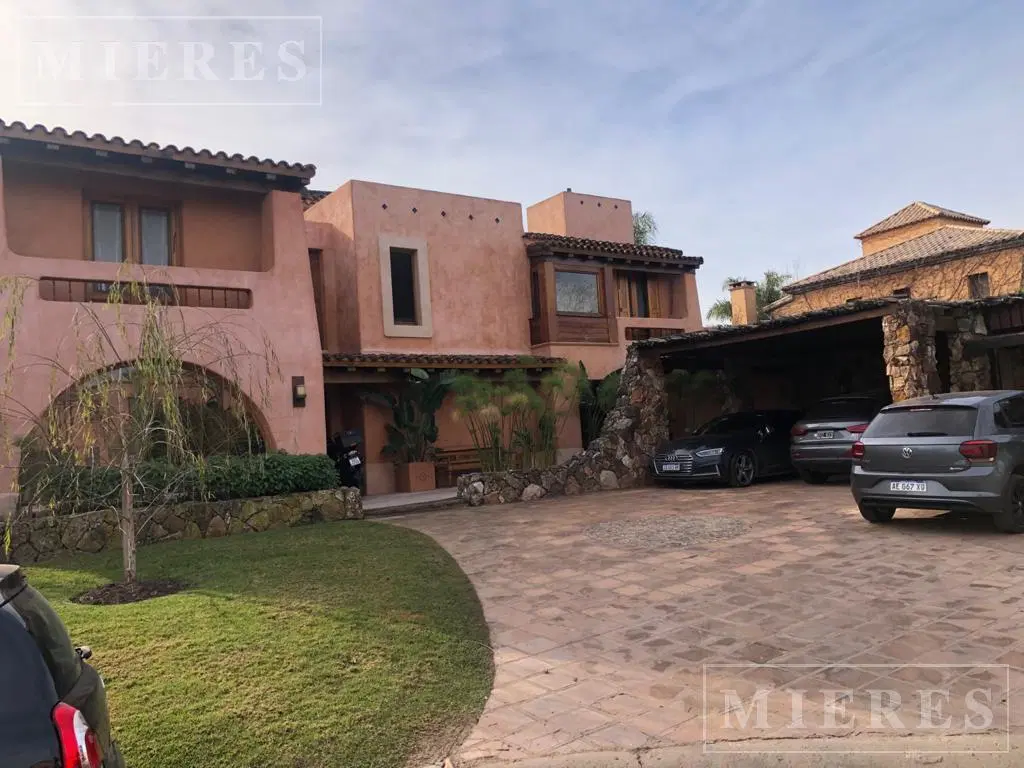 Excelente casa en venta en Santa Bárbara sobre lote Interno. 2