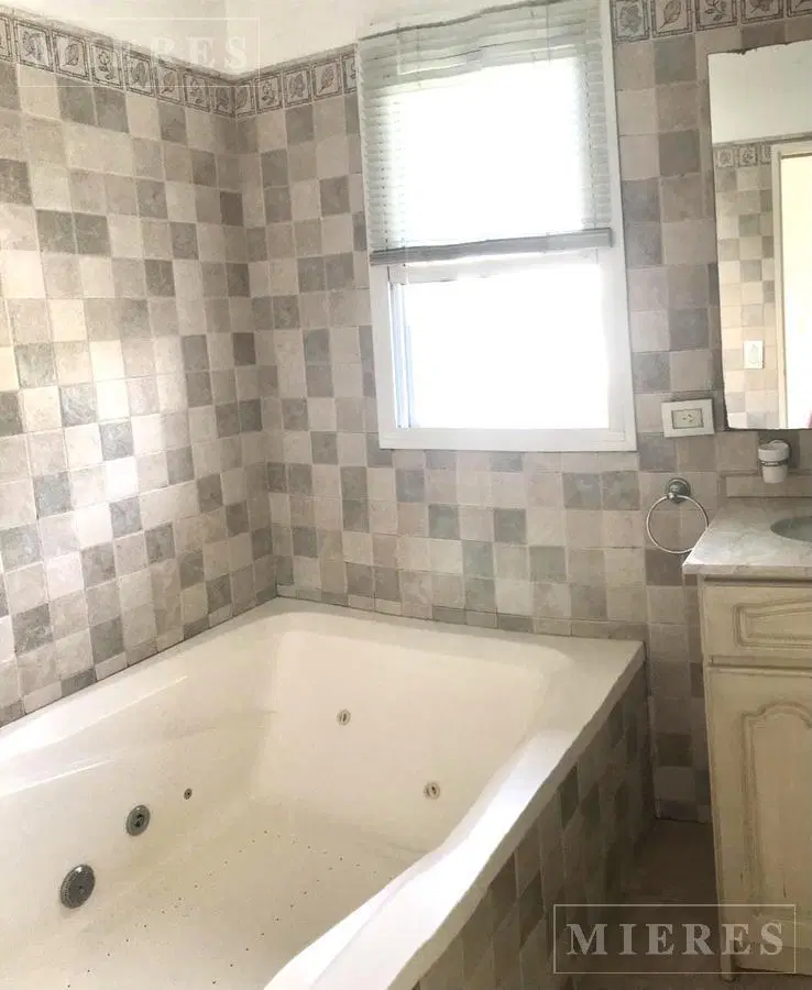 Gran Oportunidad de inversion! Casa en en venta con renta hasta julio 2026 en Sta Barbara 5