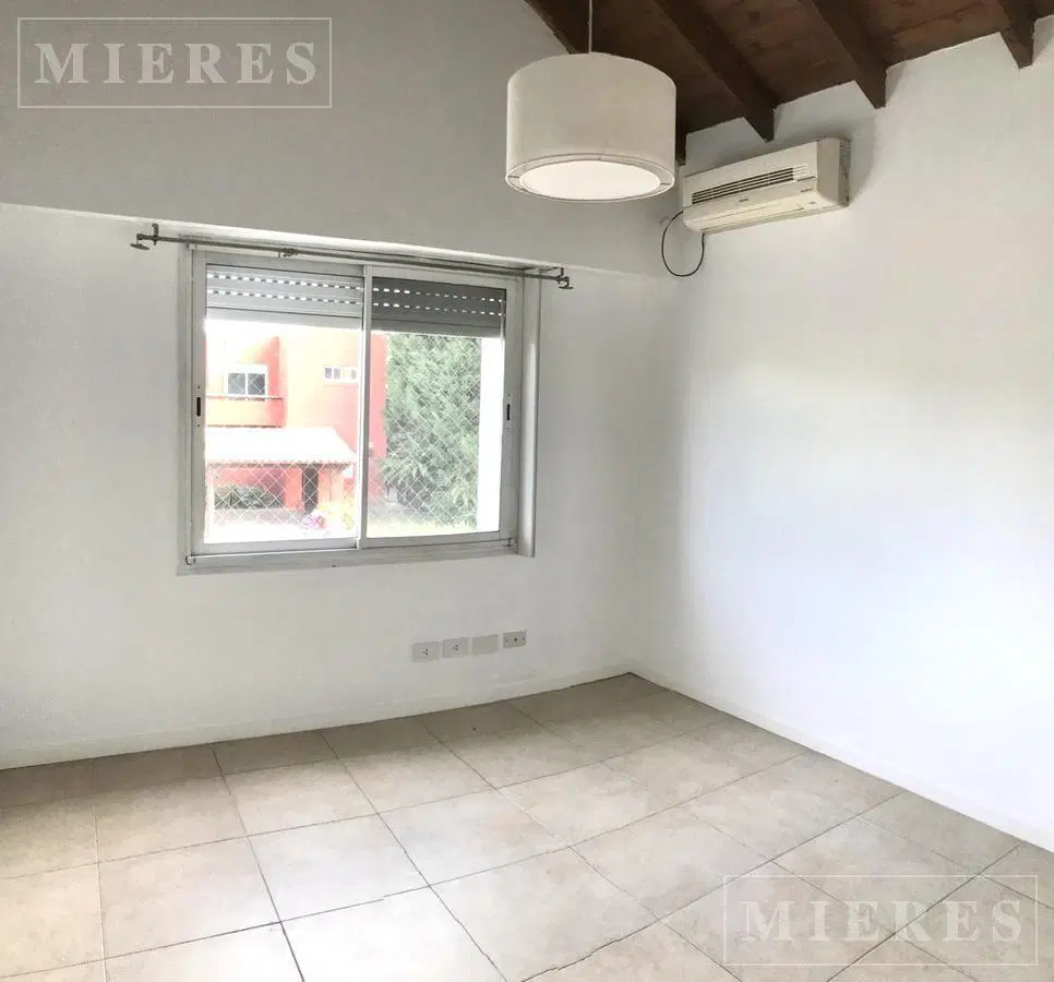 Gran Oportunidad de inversion! Casa en en venta con renta hasta julio 2026 en Sta Barbara 2