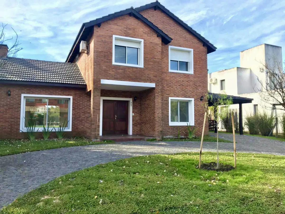 Gran Oportunidad de inversion! Casa en en venta con renta hasta julio 2026 en Sta Barbara 3