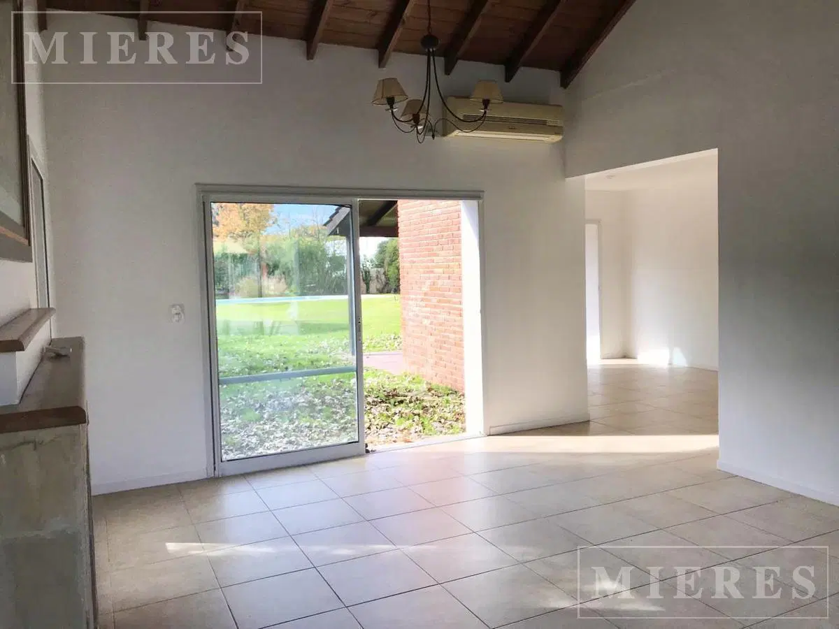 Gran Oportunidad de inversion! Casa en en venta con renta hasta julio 2026 en Sta Barbara 4