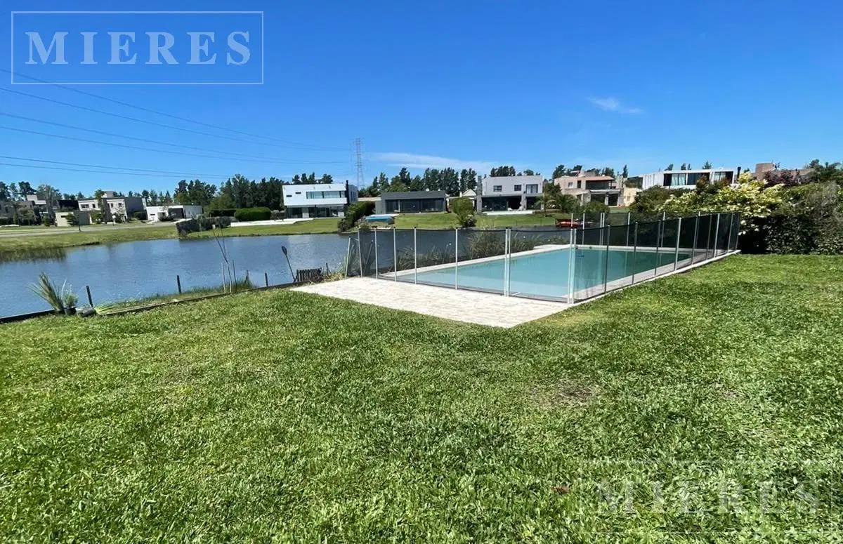 Casa en Venta a La Laguna en San Benito, Villanueva. 2