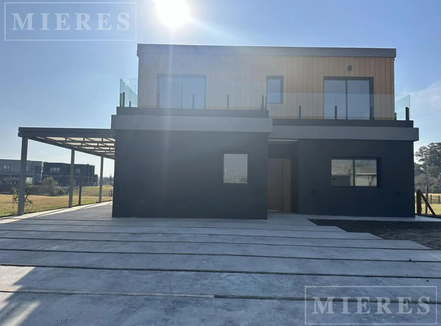 Casa en venta al Rio con amarra en el Barrio El Canal, Villanueva. 3