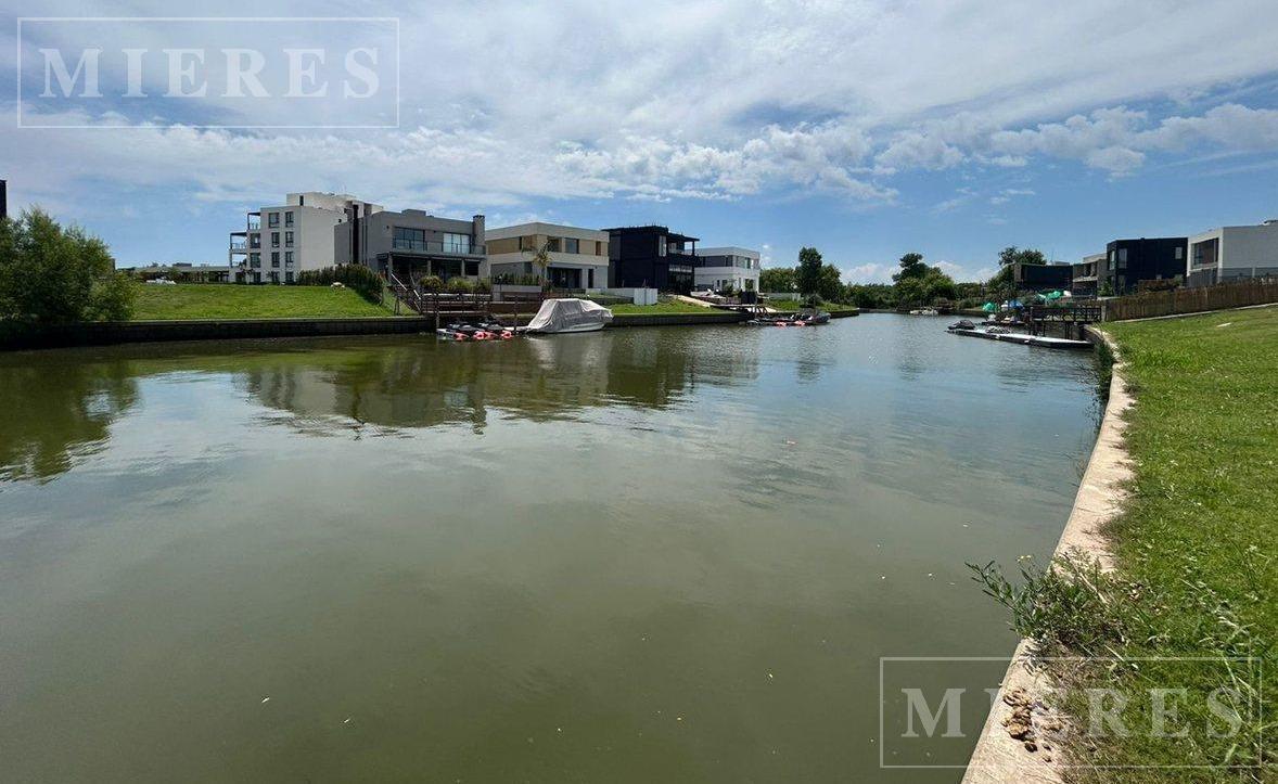 Lote con salida al Rio en El Canal, Villanueva.