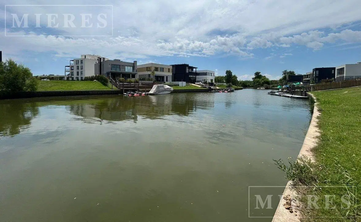 Lote en venta con salida al Rio en El Nautico Villanueva . 3