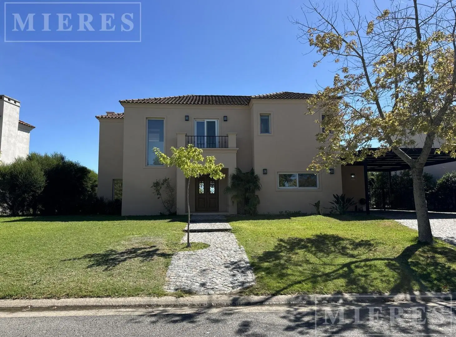 Casa en venta a la laguna en Santa Catalina, Villanueva 1