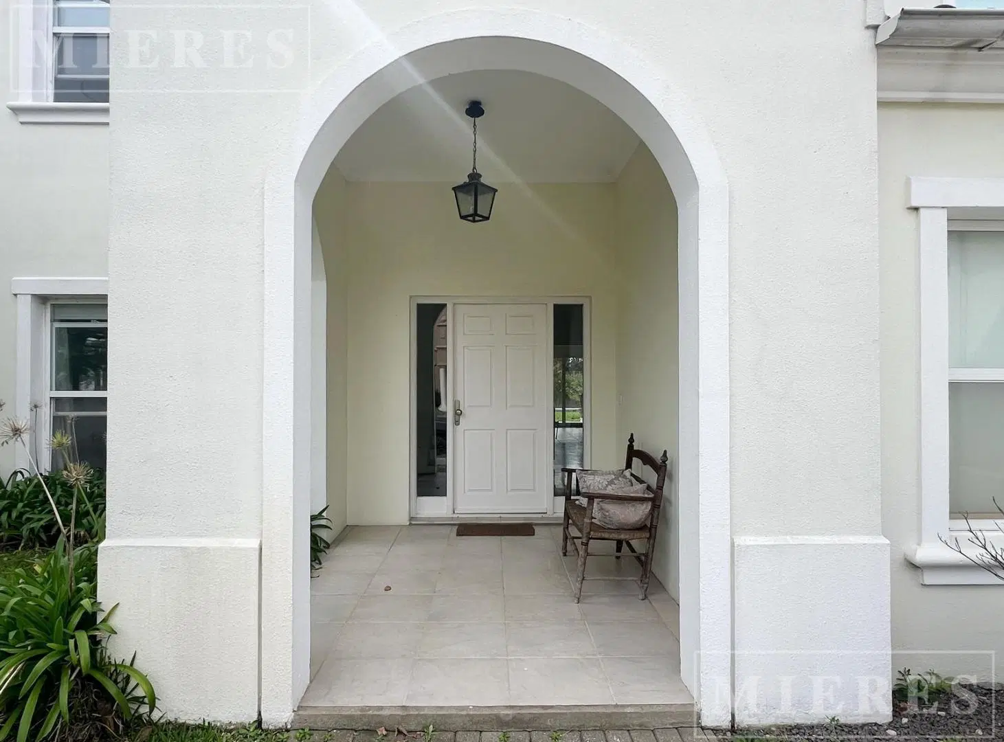 Casa en venta sobre lote a la laguna en Barrancas del Lago, Nordelta 1
