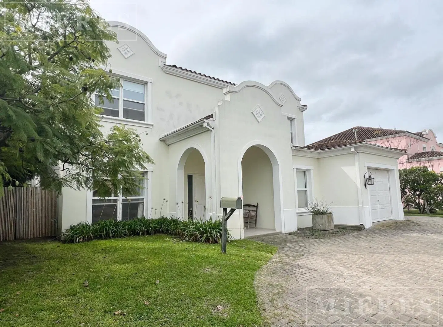 Casa en venta sobre lote a la laguna en Barrancas del Lago, Nordelta 2