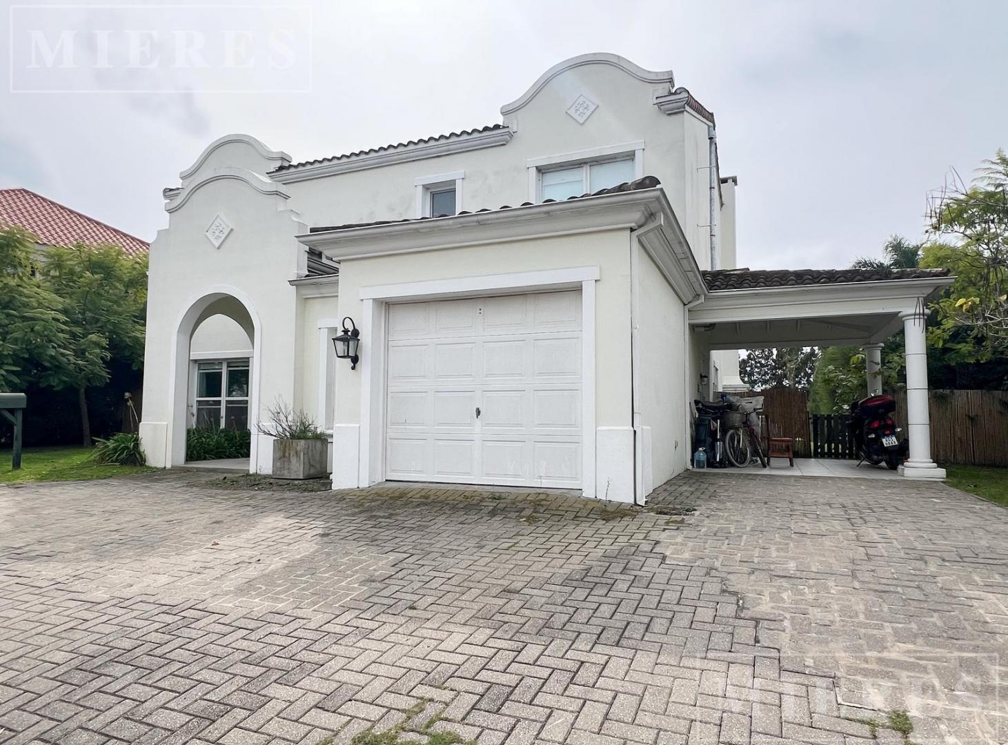 Casa en venta sobre lote a la laguna en Barrancas del Lago, Nordelta