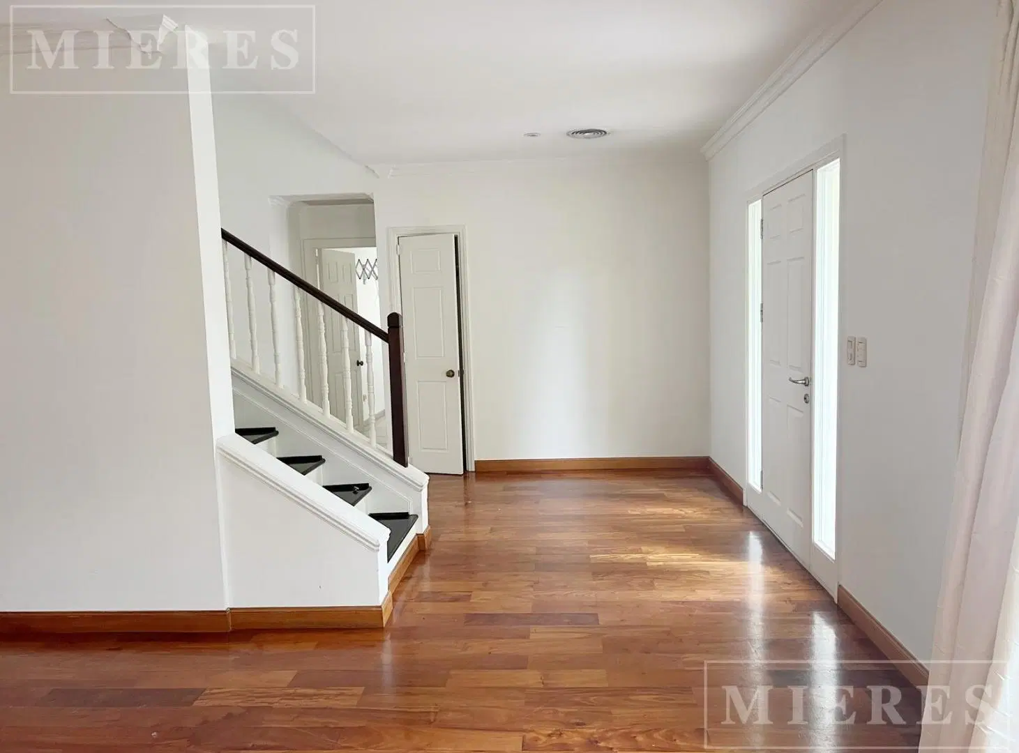 Casa en venta sobre lote a la laguna en Barrancas del Lago, Nordelta 5