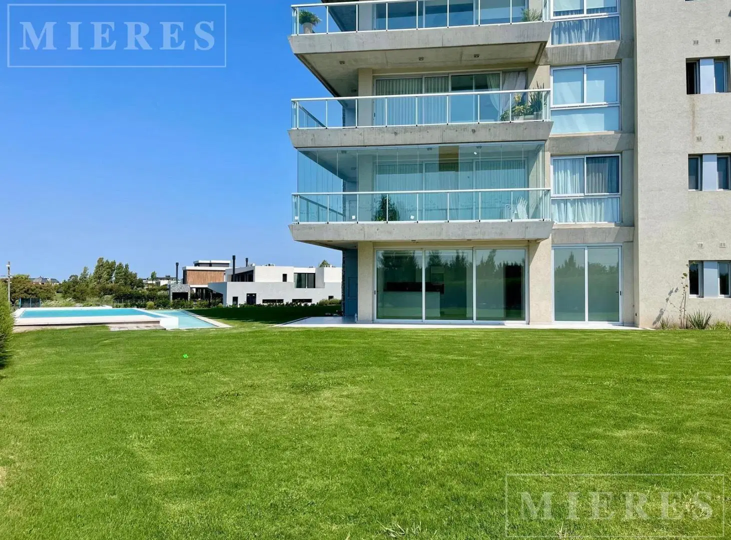 Departamento con jardin y pileta propia en venta en el Yoo 4, Nordelta 3
