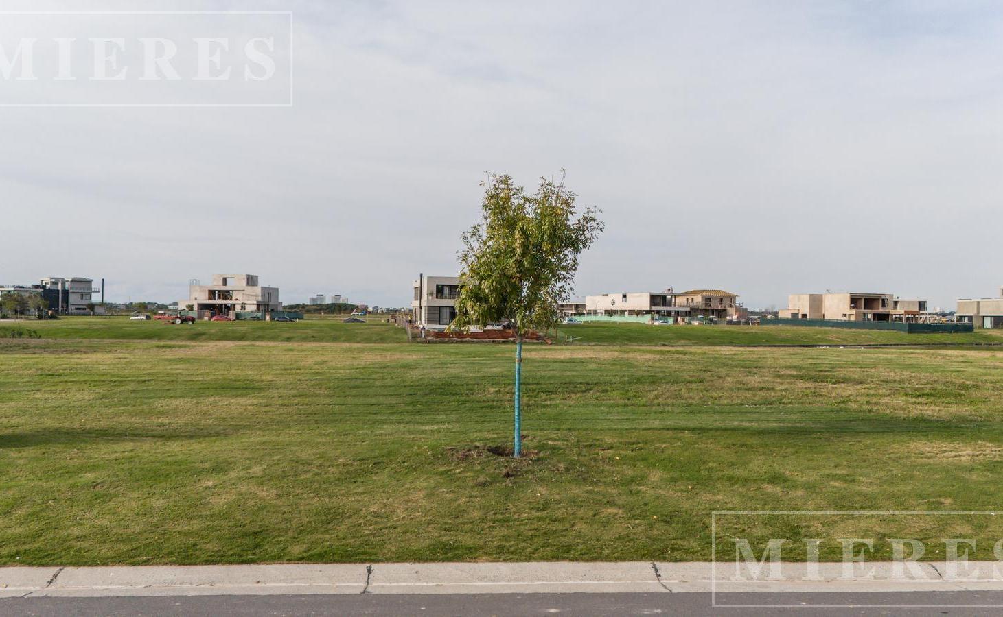Lote al lago central en Los Puentes, Nordelta