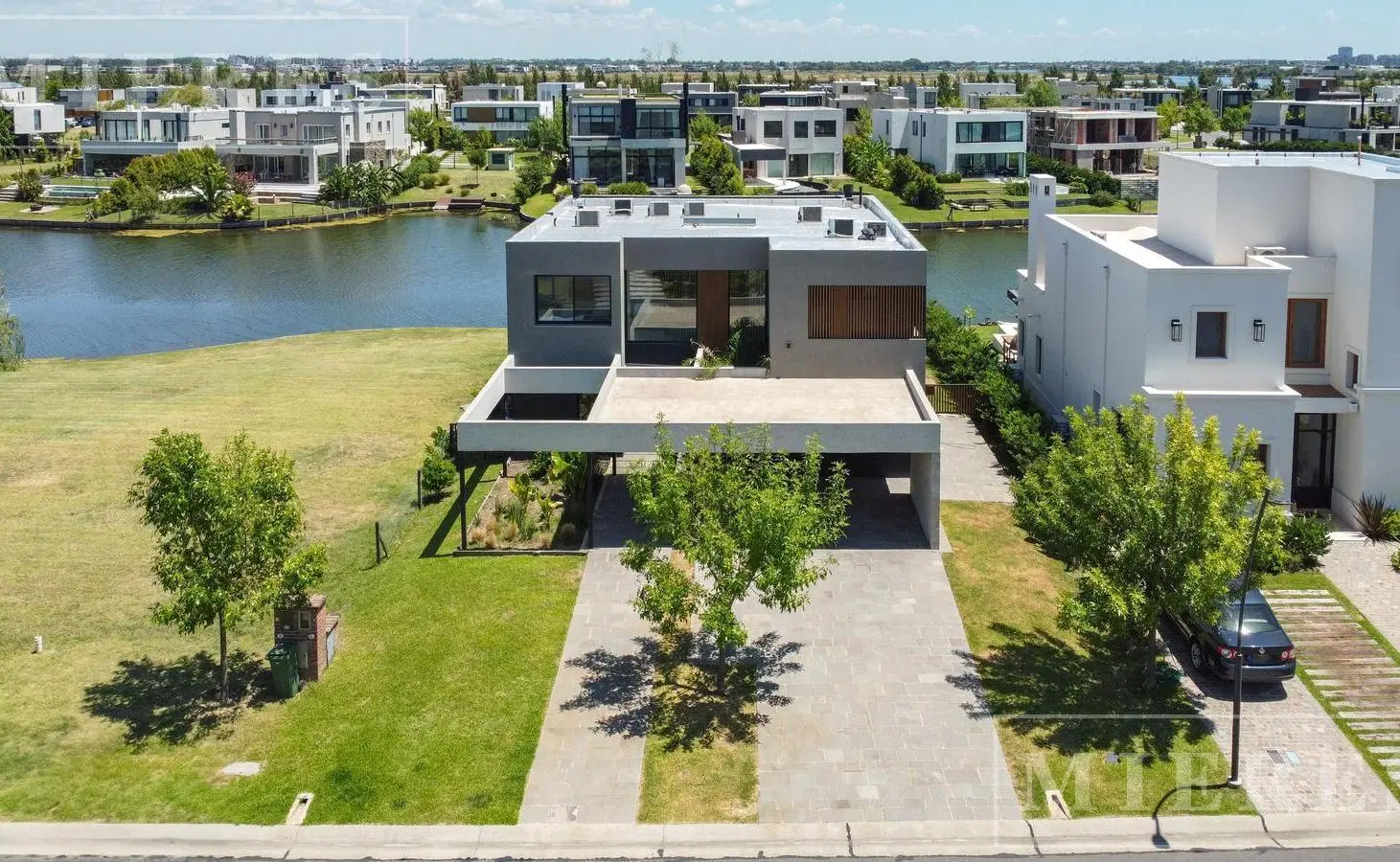 Casa en venta sobre lote a la laguna en Carpinchos, Nordelta 3