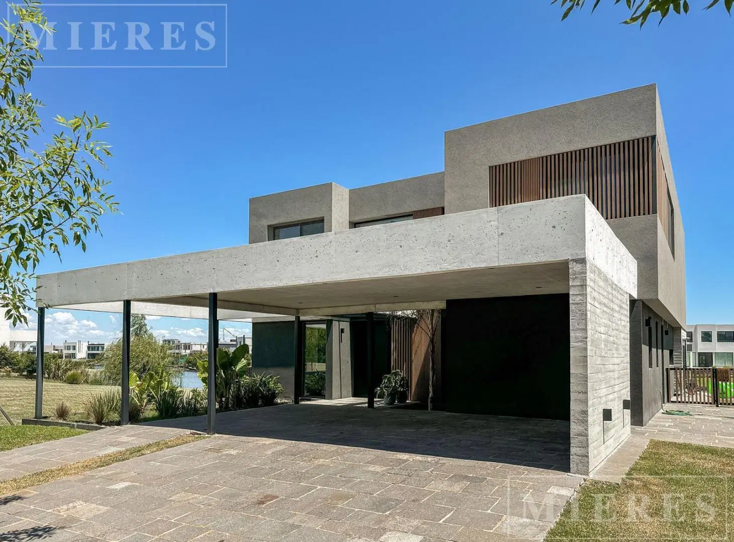 Casa en venta sobre lote a la laguna en Carpinchos, Nordelta 1