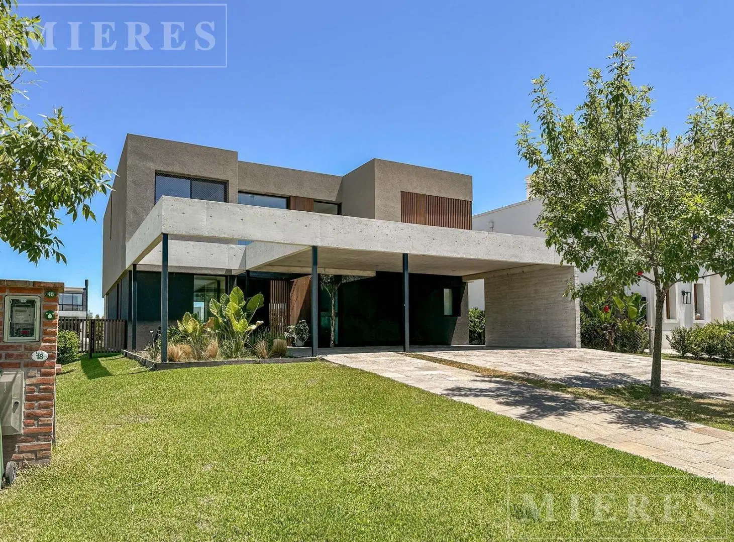 Casa en venta sobre lote a la laguna en Carpinchos, Nordelta 4