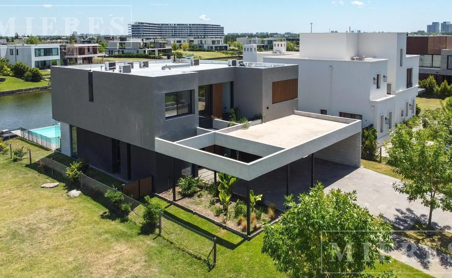 Casa en venta sobre lote a la laguna en Carpinchos, Nordelta 2