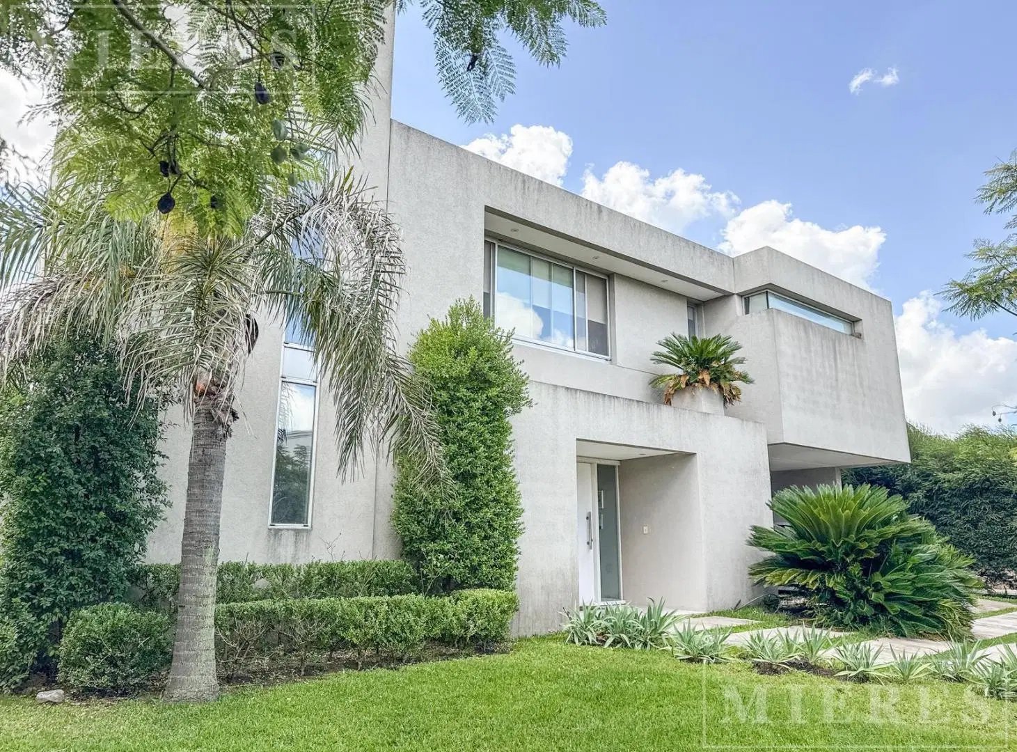 Casa en venta a la laguna en el Barrio Los Alisos, Nordelta 3
