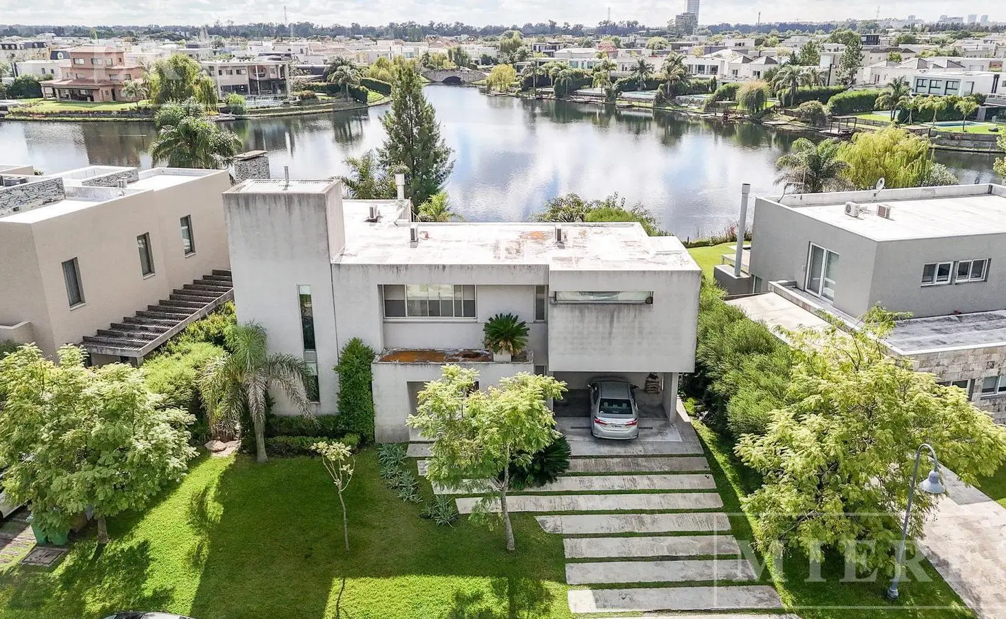 Casa en venta a la laguna en el Barrio Los Alisos, Nordelta 8