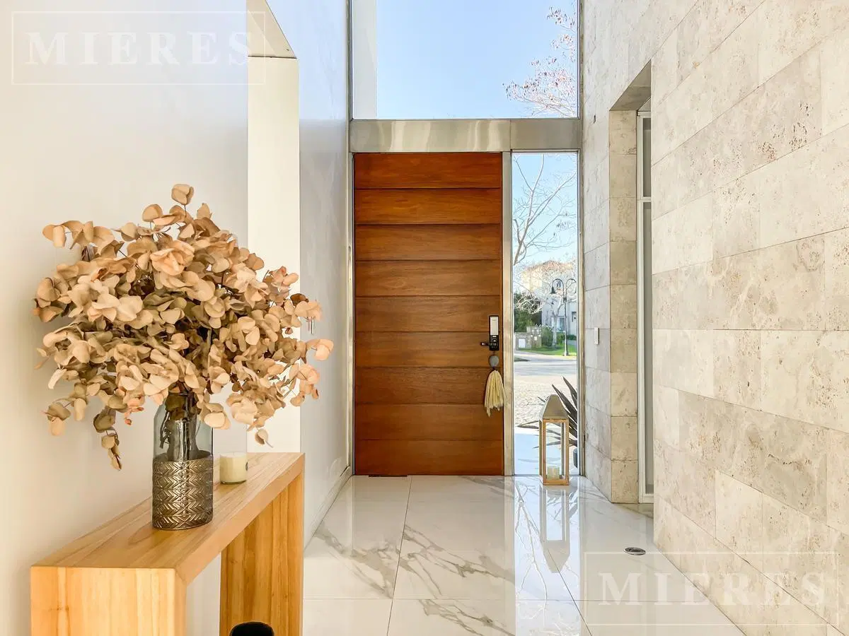 Casa en venta en El Golf, sobre lote al Lago Central. Nordelta 2
