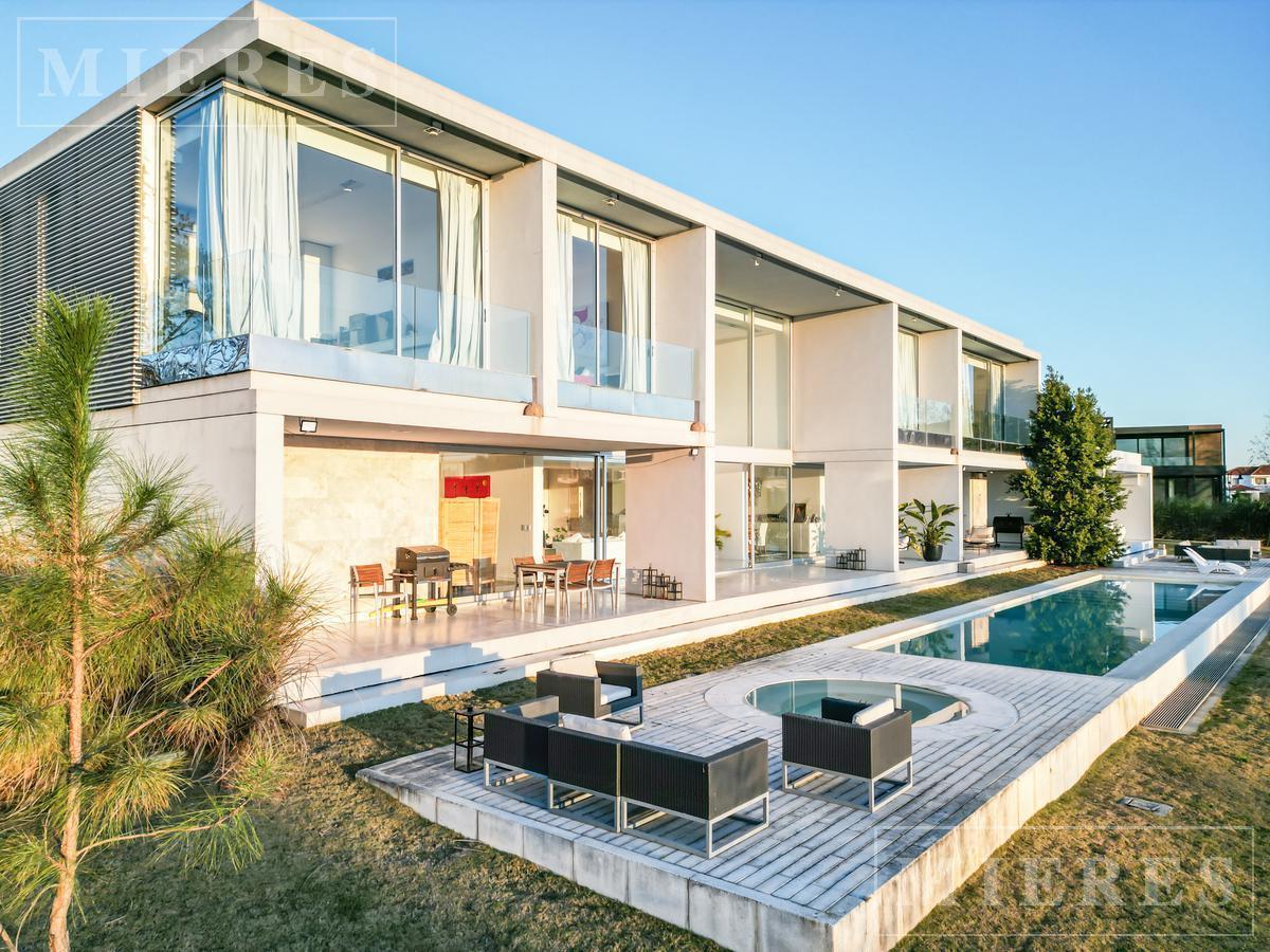 Casa en venta en El Golf, sobre lote al Lago Central. Nordelta