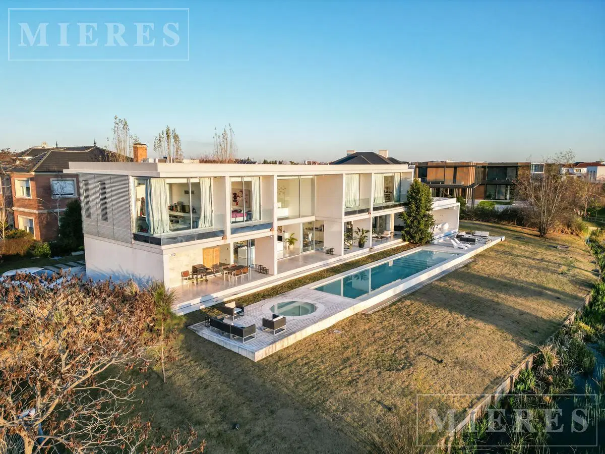 Casa en venta en El Golf, sobre lote al Lago Central. Nordelta 5