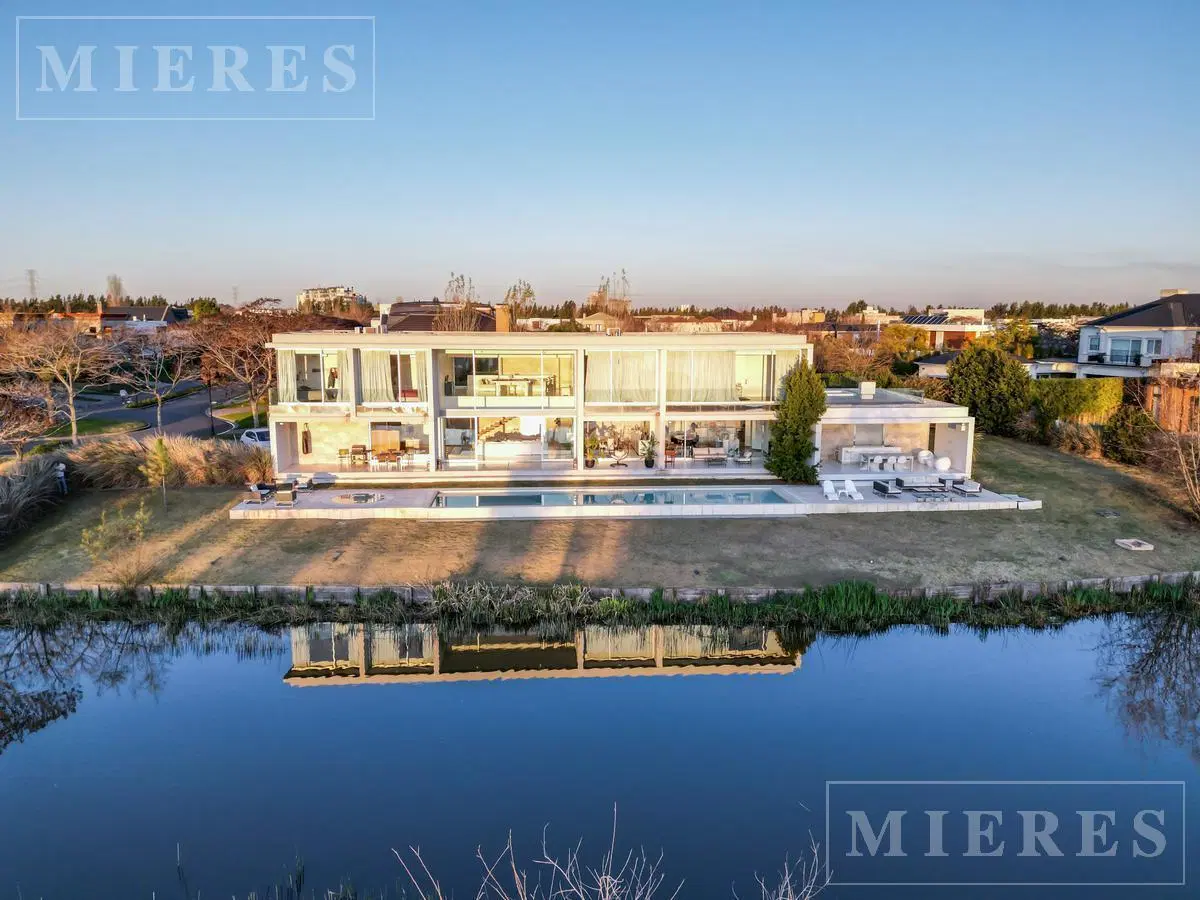 Casa en venta en El Golf, sobre lote al Lago Central. Nordelta 3