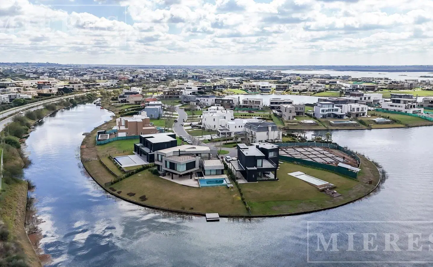 Lote en venta a la laguna Puertos Barrio Costas, Escobar 2