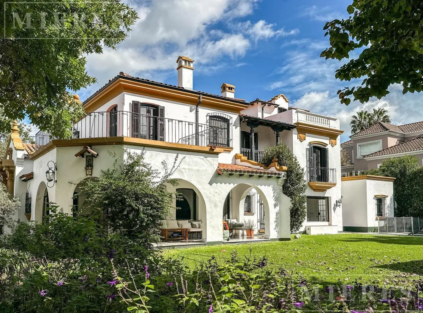 Muy linda casa en venta en Lomas Jockey, con orientación Este y un lindisimo jardin. 2