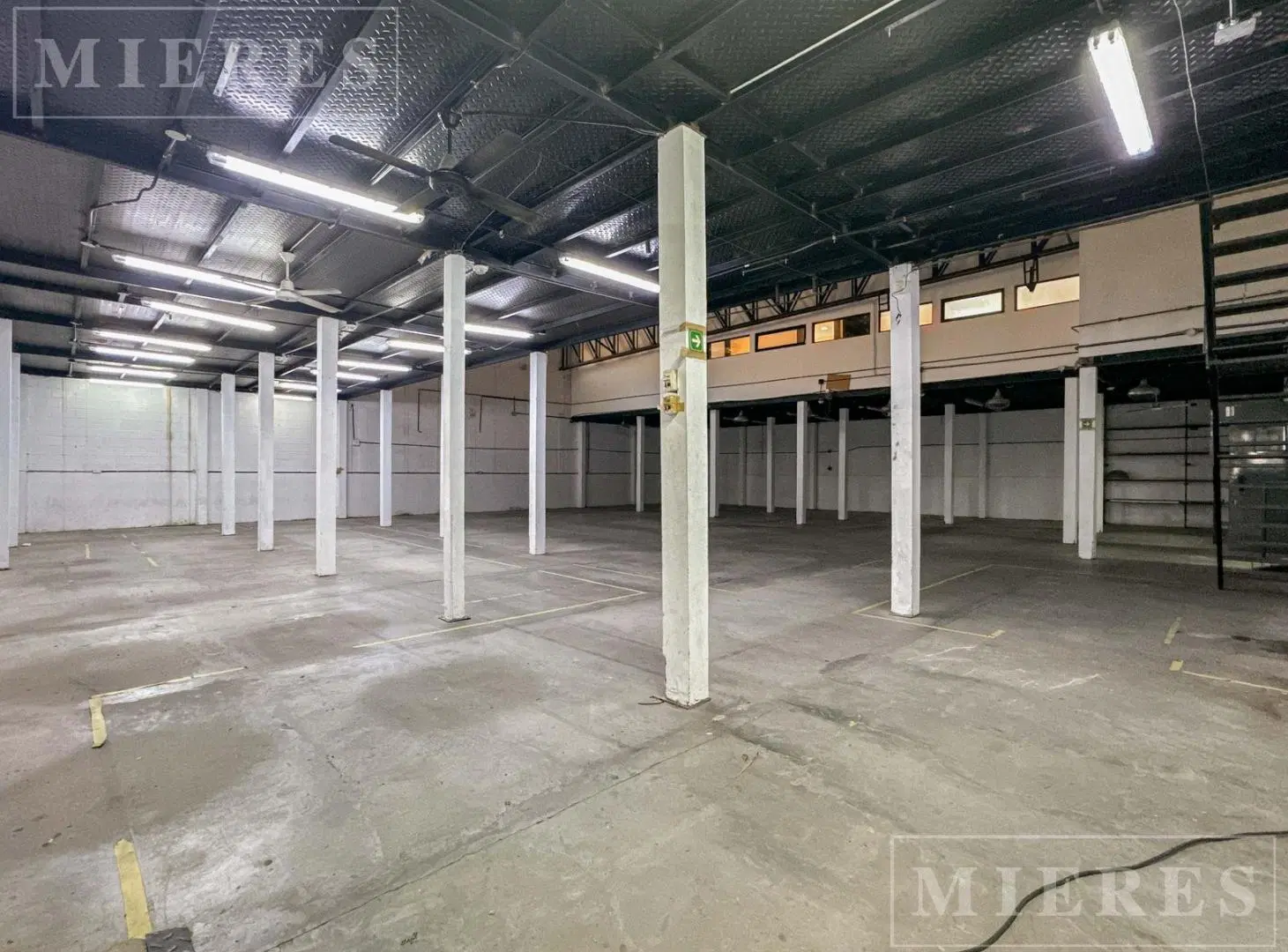 1.200 m2 de Depósito con oficinas en Alquiler en San Isidro 3