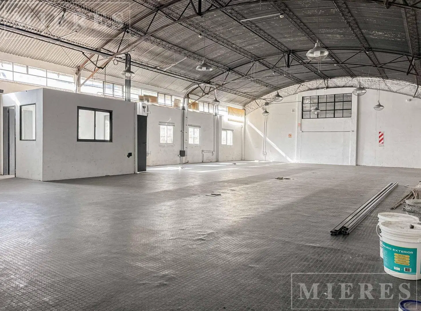 1.200 m2 de Depósito con oficinas en Alquiler en San Isidro 2