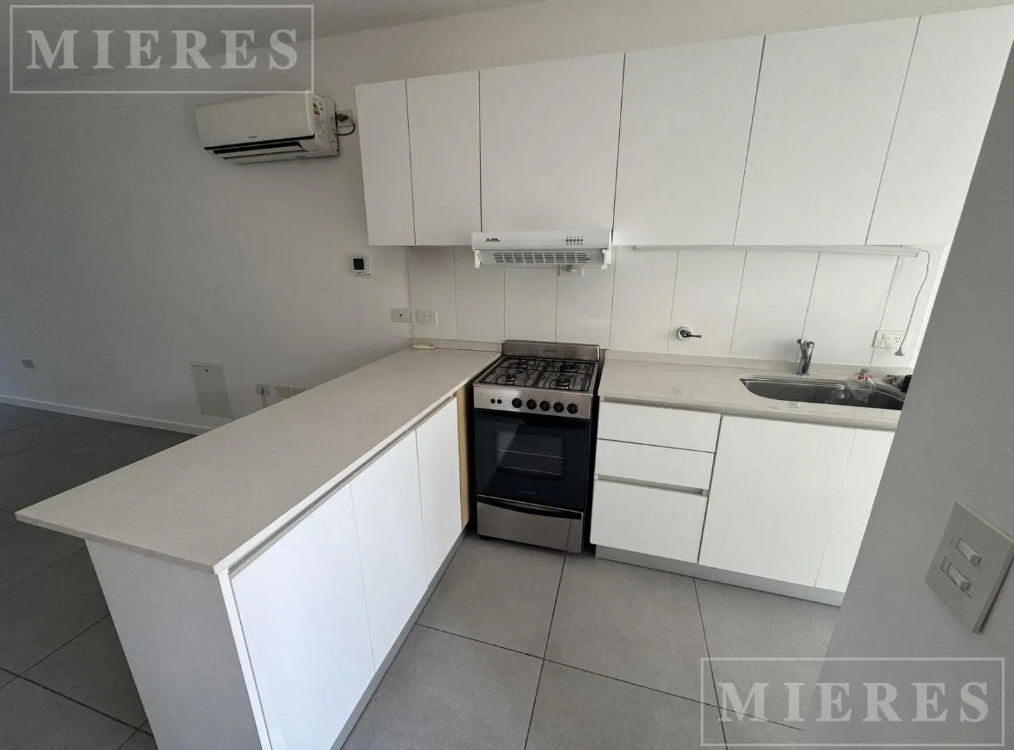 Casa en alquiler de 3 ambientes en Santa Ana Joven, Villanueva. 2