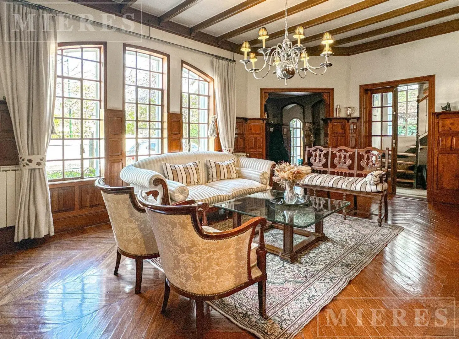 Casa de estilo inglés con gran carácter, totalmente reciclada ubicada en Martínez en venta. 2