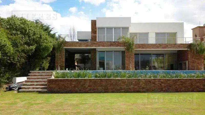 Casa en venta, sobre lote al agua en Santa Barbara 2